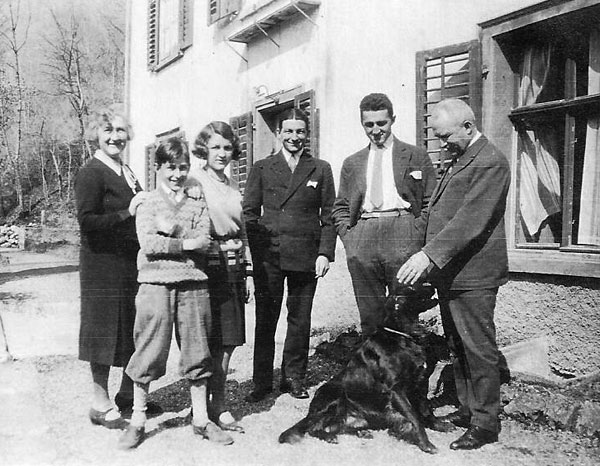 Familie Borner vor der Villa Seemühle